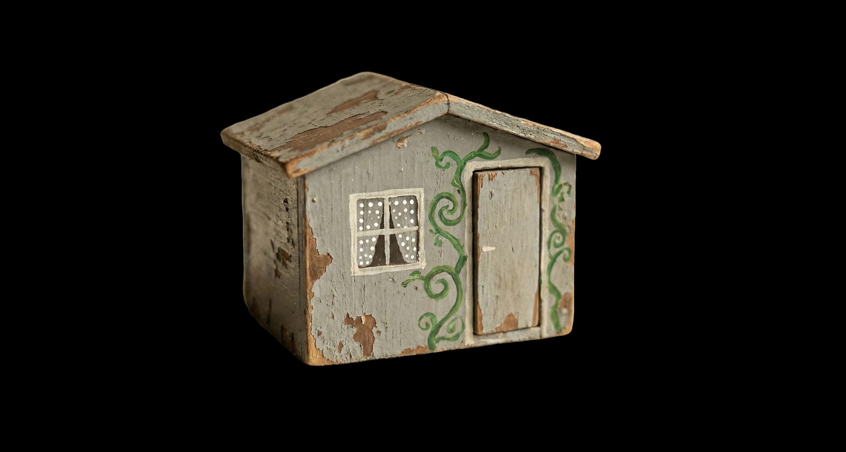 Haus hinter der Böschung